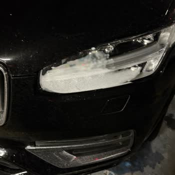 Volvo Araç Farlarındaki Çatlaklar Ve Yetersiz Destek