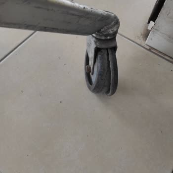 A101 Market Alışveriş Arabaları: Kullanılamaz Durumda