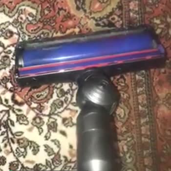 Dyson V8 Dikey Süpürge Halıda Duruyor, Çalışmıyor!