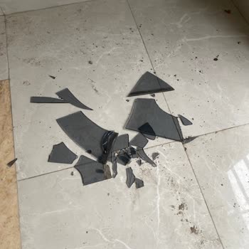 Sürat Kargo Görevlisinin Dış Kapıyı Kırması