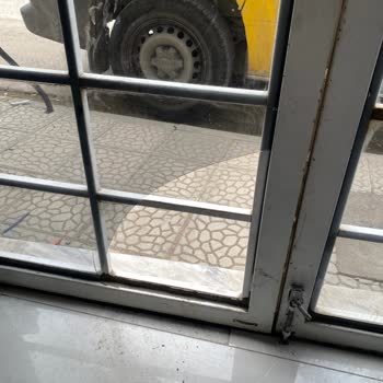Sürat Kargo Görevlisinin Dış Kapıyı Kırması