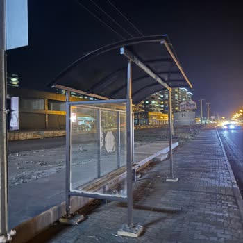 İşlek Caddede Yetersiz Durak Sorunu