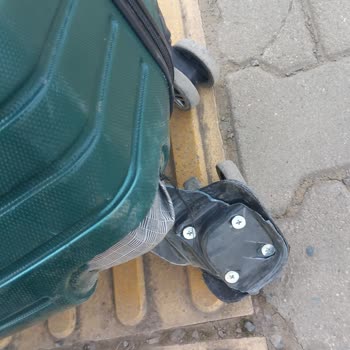 Muavinin Dikkatsizliği Sonucu Valiz Zarar Gördü