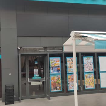 A101 Şubesinde Hijyen Skandalı: Sokak Kedisi İçeride Kalıyor!