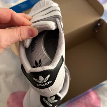 Şüpheli Orijinallik: Adidas Ayakkabı Sorunu