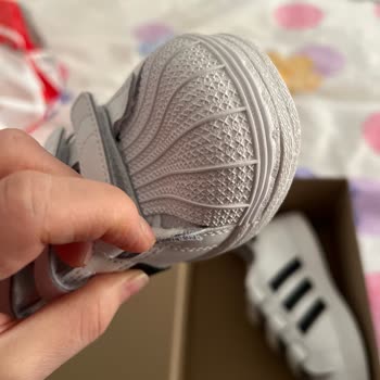 Şüpheli Orijinallik: Adidas Ayakkabı Sorunu