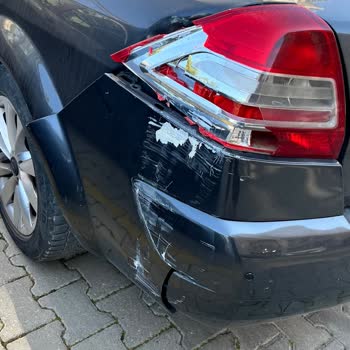 Çöp Konteynerinin Kontrolsüz Hareketi Sonucu Araç Hasarı