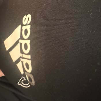Adidas Eşofman Altının Yazıları Sökülüyor