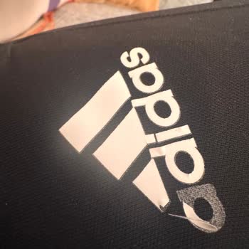 Adidas Eşofman Altının Yazıları Sökülüyor