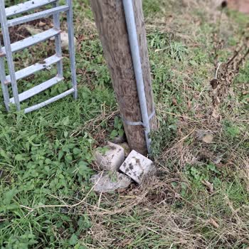 Tehlike Saçan Elektrik Direği Ve Çözülmeyen Voltaj Sorunu