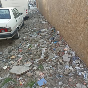 Küçükçekmece'de Yaya Güvenliği Tehlikede: Kaldırım Onarımı Bekleniyor