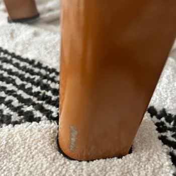 Teslimat Sonrası Hayal Kırıklığı: Eksik Ve Boyasız Sandalyeler