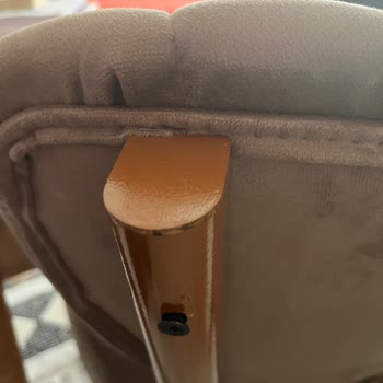 Teslimat Sonrası Hayal Kırıklığı: Eksik Ve Boyasız Sandalyeler