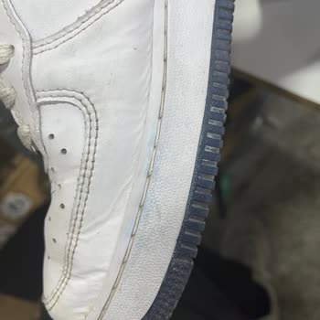 Sneaks Up Ayakkabıda Boya Ve Dikiş Problemi