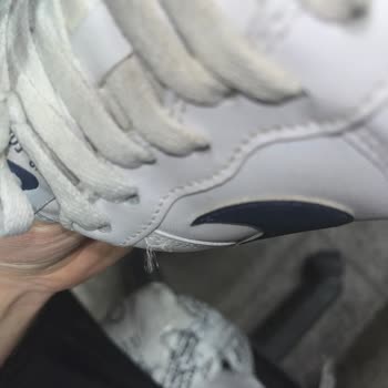 Sneaks Up Ayakkabıda Boya Ve Dikiş Problemi
