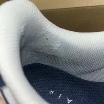 Sneaks Up Ayakkabıda Boya Ve Dikiş Problemi