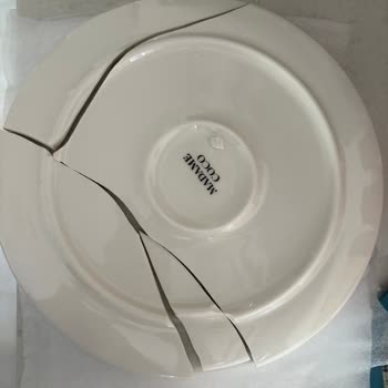 Kırık Tabaklar Ve Yetersiz Müşteri Hizmeti