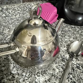 Çaydanlıkta Kalıcı Lekeler Ve BİM'in İlgisizliği