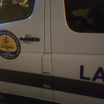 Minibüs Durağını Kapatan Servis Araçları