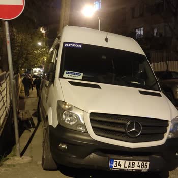 Minibüs Durağını Kapatan Servis Araçları