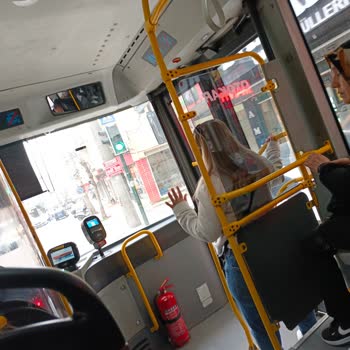 Otobüste Rahatsız Edici Telefon Konuşmaları