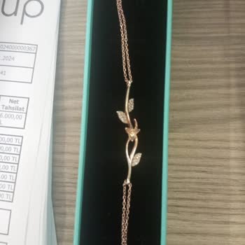 Hediye Bilekliğin Kayıp Parçası Ve Boş Kutu Şoku