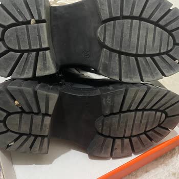 Üç Kez Giyilen Botun Çatlaklarla İmtihanı