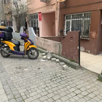 Ümraniye'de Sokaklarda Park Yeri Sorunu Ve Görüntü Kirliliği