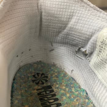 Nike Ayakkabının Etiket Bölgesindeki Yırtılma Ve Yetersiz İnceleme Süreci