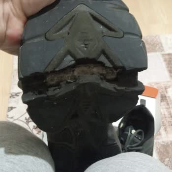 Skechers Ayakkabı Tabanı 1 Yıl Dolmadan İkiye Ayrıldı