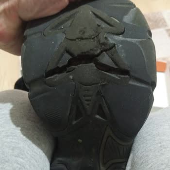 Skechers Ayakkabı Tabanı 1 Yıl Dolmadan İkiye Ayrıldı