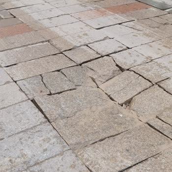 Çınar Caddesi'nde Yol Sorunu: Araçlar Tehlikede!