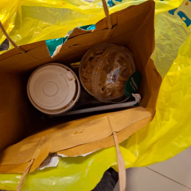 Siparişler Dökülmüş Ve Telafi Edilmedi: Starbucks Ve Yemek Sepeti'nin Yetersiz Hizmeti