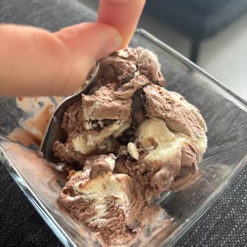 Hijyen Skandalı: Dondurmadan Saç Çıktı!