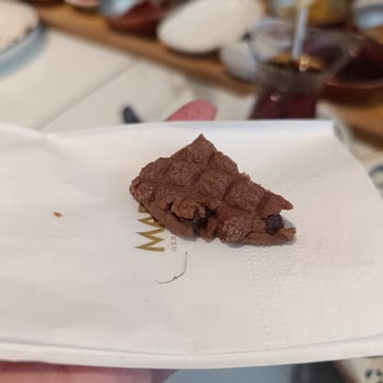 Mado'da Kahvaltıda Güvenlik Skandalı: Kurabiyeden Çıkan Yabancı Madde