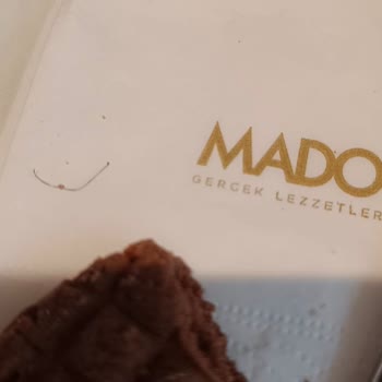 Mado'da Kahvaltıda Güvenlik Skandalı: Kurabiyeden Çıkan Yabancı Madde