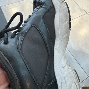 Calvin Klein Ayakkabıda Beklenmedik Renk Solması