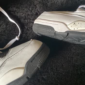 Aldatıcı Ayakkabı Alışverişi: Yırtık Ve Lekeli Ürünler