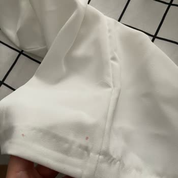 Premium Pantolon Hayal Kırıklığı: Leke, Dikiş Ve İplik Sorunları