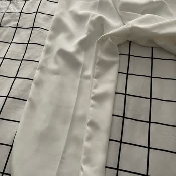 Premium Pantolon Hayal Kırıklığı: Leke, Dikiş Ve İplik Sorunları