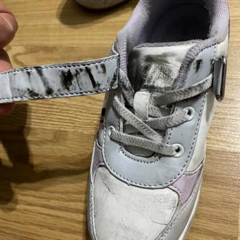 Yanlış Üretim: Çocuk Ayakkabısında Siyah Leke Sorunu