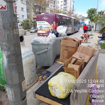 Bayramda Sokakları Çöpler Bastı: Konak Belediyesi Nerede?