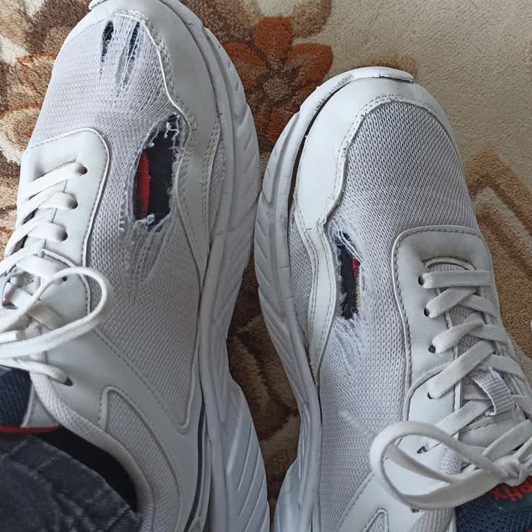 Yeni Kinetix Ayakkabımda 2 Haftada Yırtıklar Oluştu