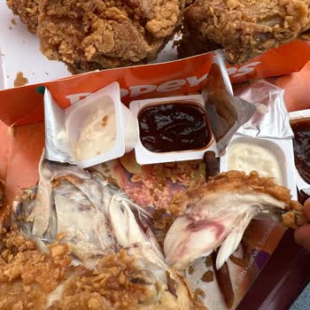 Popeyes'ta Pişmemiş Tavuk Ve Yumuşak Patates Sorunu