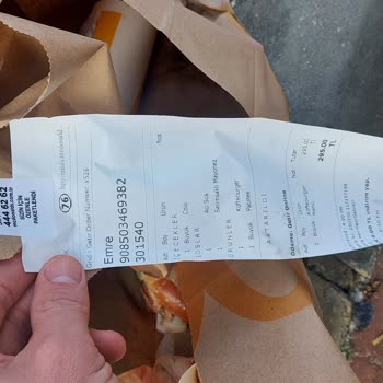Sipariş Skandalı: Kurye Yemek Yedi Ve Çöp Bıraktı