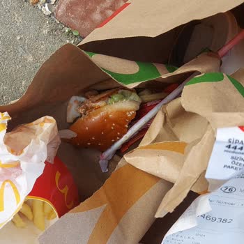 Sipariş Skandalı: Kurye Yemek Yedi Ve Çöp Bıraktı