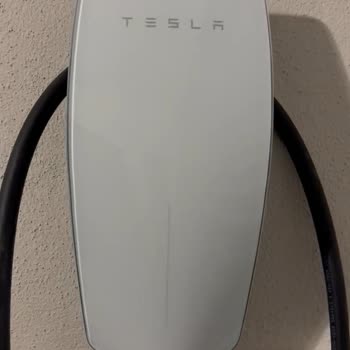 Tesla Uygulaması İle Şarj İstasyonu Sorunu