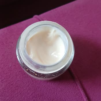 Göz Çevresi Kreminde Renk Değişimi Şoku