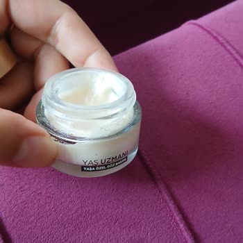 Göz Çevresi Kreminde Renk Değişimi Şoku