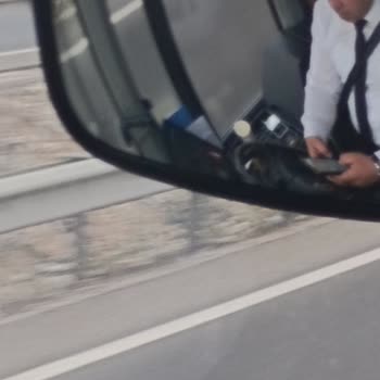 Otobüs Şoförünün Tehlikeli Telefon Kullanımı